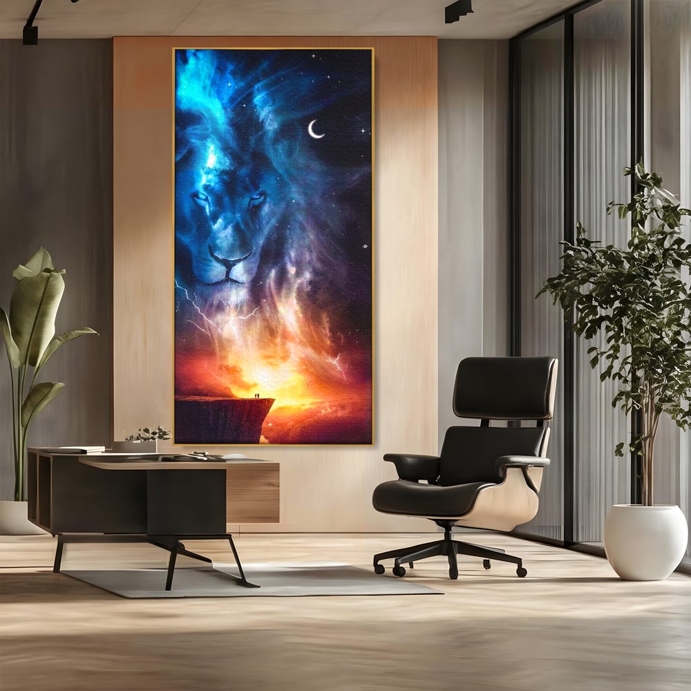 Tablou canvas cu tablou canvas cu leu in univers, in rama de aluminiu auriu, pe perete intr-un birou